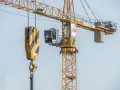Żuraw samojezdny Liebherr na budowie. Operator steruje maszyną z kabiny. Zastanawiasz się, ile zarabia operator żurawia samojezdnego?