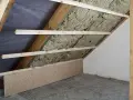 Drewniana konstrukcja i wełna mineralna na poddaszu, przygotowania do adaptacji poddasza.