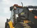 Koparka budowlana, gotowa do pracy. Zastanawiasz się nad uprawnienia na koparkę koszt?