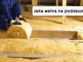 Ocieplanie poddasza wełną mineralną. Ręce w rękawiczkach układają rolkę izolacji. Jaka wełna na poddasze?