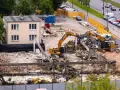Dwie koparki pracują przy rozbiórce budynku. To przykład zgłoszenia rozbiórki budynku, gdzie widać postęp prac.