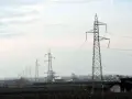 Linia wysokiego napięcia 110 kV biegnie przez krajobraz. Zachowanie bezpiecznej odległości od niej jest kluczowe dla ochrony.