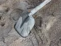 Łopata w piasku, ślady opon. Ile piasku na m3 betonu? To pytanie zadaje sobie każdy budowlaniec.