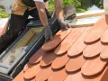 Ile kosztuje godzina pracy dekarza? Sprawdź ceny w Polsce!