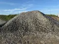 Ogromna hałda żwiru 8-16 mm pod błękitnym niebem. Zastanawiasz się, ile waży m3 żwiru 8 16?