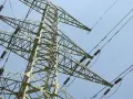 Wysoki maszt energetyczny z przewodami, przypominający o konieczności zachowania bezpieczna odległość od linii wysokiego napięcia 400 kv.