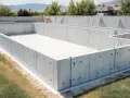 Fundamenty basenu w budowie. Zastanawiasz się, ile kosztuje budowa basenu w domu? To pierwszy krok do relaksu.
