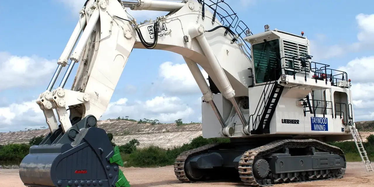 Potężna koparka jednonaczyniowa klasy 1 Liebherr z wielkim, zielonym chwytakiem, gotowa do pracy w kopalni.