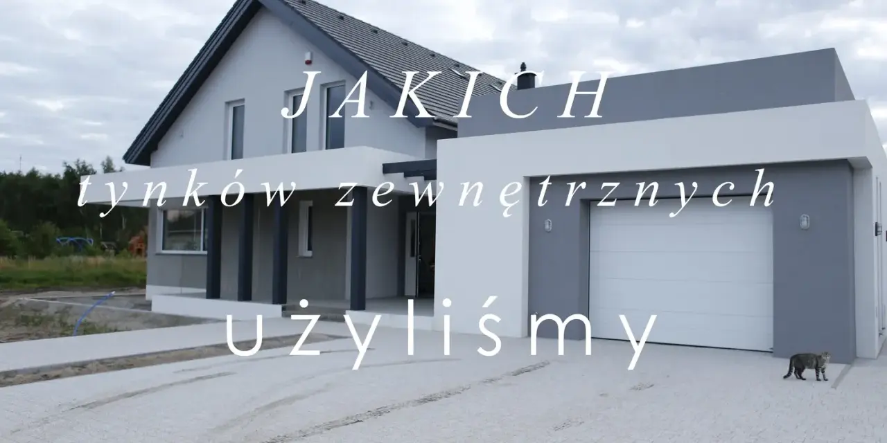 Nowoczesny dom z szarą elewacją i białym garażem. Tynk zewnętrzny typu baranek nadaje mu unikalny charakter.