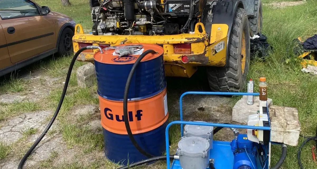 Jak sprawdzić poziom oleju hydraulicznego w koparce, aby uniknąć uszkodzeń