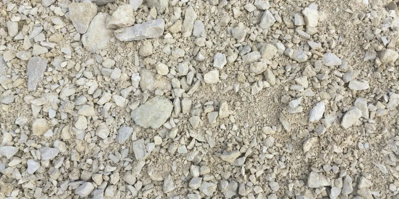 Kruszywo 0-63 mm, jasnoszare, o nieregularnych kształtach. Zastanawiasz się, ile waży 1m3 kruszywa 0-63?
