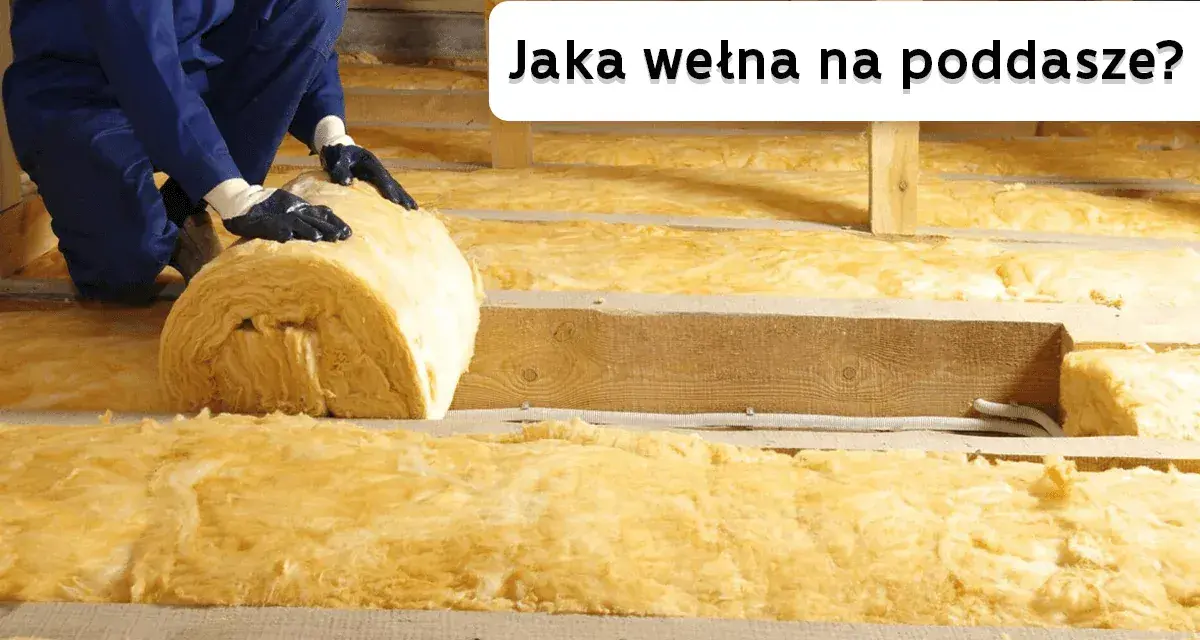 Ocieplanie poddasza wełną mineralną. Ręce w rękawiczkach układają rolkę izolacji. Jaka wełna na poddasze?