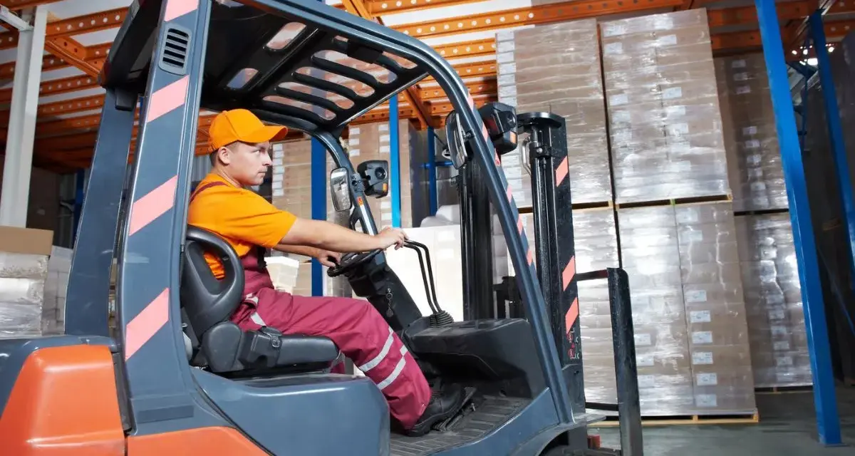 Ile zarabia operator koparki w Niemczech? Zaskakujące różnice w pensjach
