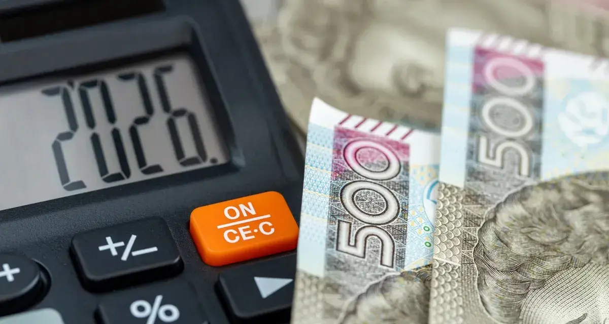 Kalkulator pokazuje 20,26, a obok leżą banknoty 500 zł. To może być odpowiedź na pytanie, ile zarabia pomocnik dekarza na godzinę.