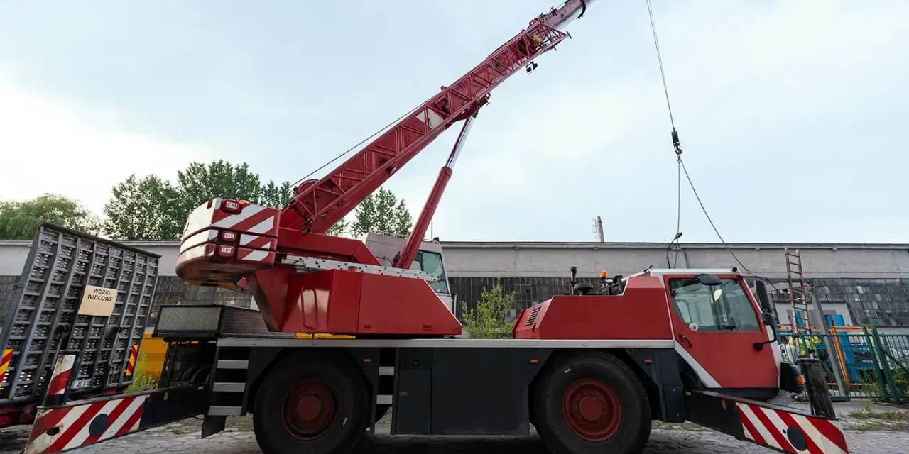 Ile kosztuje wynajęcie dźwigu? Poznaj ukryte koszty i stawki