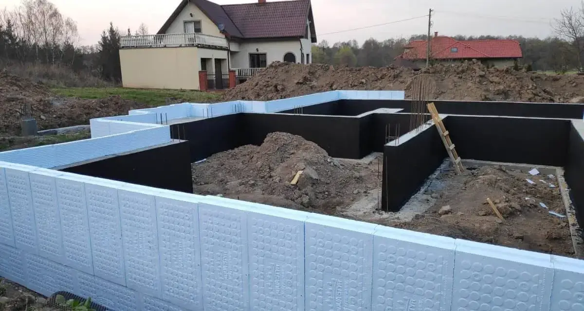 Jaka grubość styropianu na fundament? Kluczowe informacje i porady