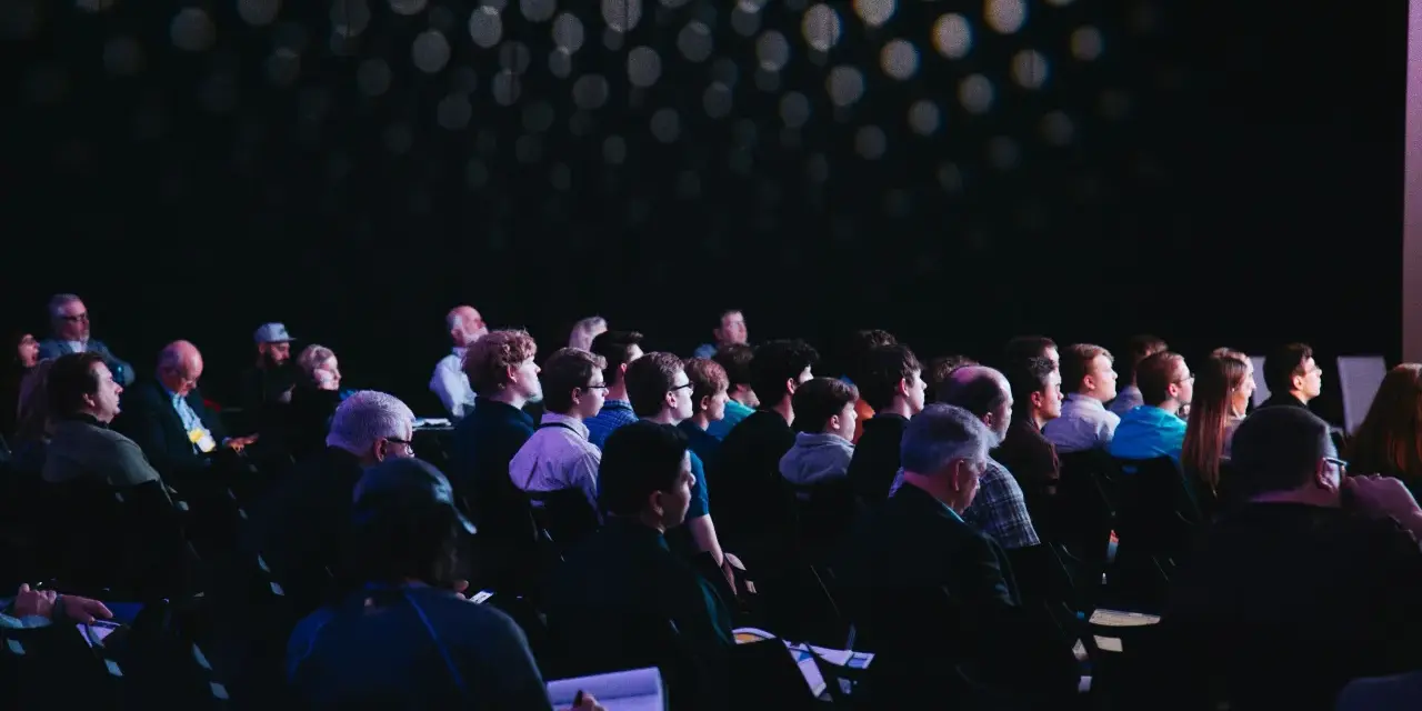 Technika estradowa i sceniczna – jak uniknąć błędów przy organizacji eventu?