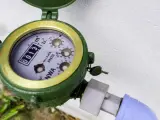 Zielony wodomierz z widocznym licznikiem 0013.19 m³. Zastanawiasz się, ile kosztuje wymiana wodomierza?