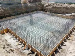 Siatka zbrojeniowa ław fundamentowych gotowa do zalania betonem. Sprawdź ławy fundamentowe cena robocizny.