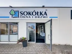 Salon okien i drzwi Sókółka z otwartymi drzwiami.