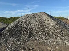 Ogromna hałda żwiru 8-16 mm pod błękitnym niebem. Zastanawiasz się, ile waży m3 żwiru 8 16?