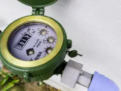 Zielony wodomierz z widocznym licznikiem 0013.19 m³. Zastanawiasz się, ile kosztuje wymiana wodomierza?