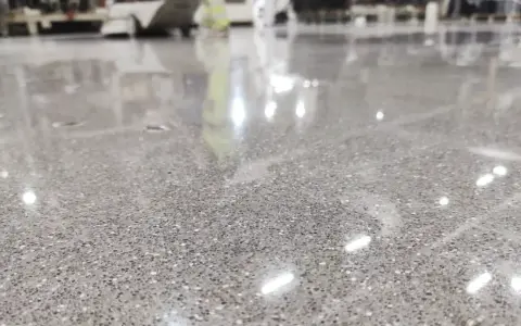 Gładka, polerowana posadzka betonowa z widocznymi kruszywami. Idealny wybór, jeśli zastanawiasz się, jaki beton na posadzkę wybrać do nowoczesnych wnętrz.
