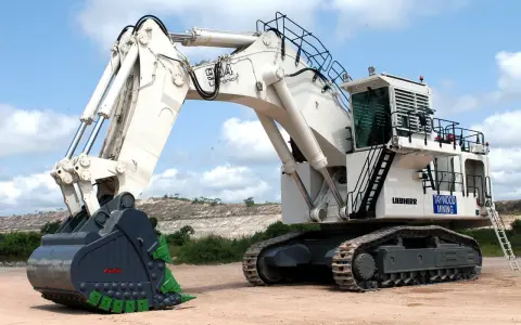 Potężna koparka jednonaczyniowa klasy 1 Liebherr z wielkim, zielonym chwytakiem, gotowa do pracy w kopalni.