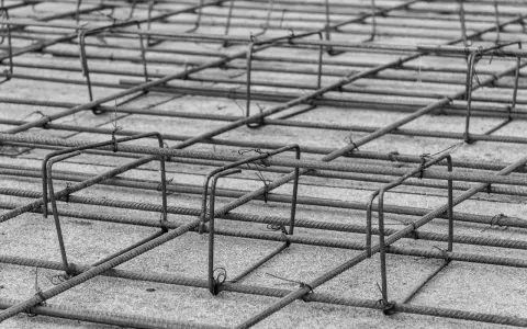 Siatka zbrojenia fundamentu, gotowa do zalania betonem. Stalowe pręty tworzą solidną konstrukcję.