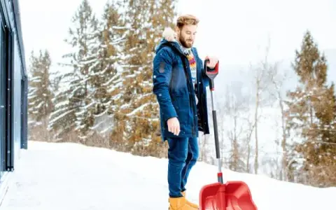 Jak odśnieżyć podjazd skutecznie i bez zbędnego wysiłku?