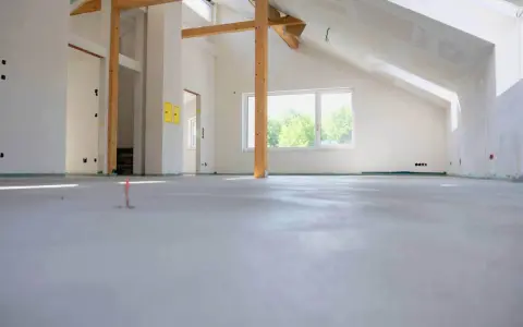Jasne, oto propozycja:

Nowo wykonane wylewki miksokretem w stanie surowym, gotowe na dalsze prace wykończeniowe.