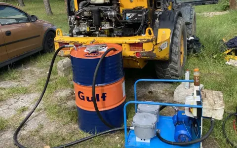 Jak sprawdzić poziom oleju hydraulicznego w koparce, aby uniknąć uszkodzeń