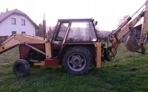 Koparka Ostrówek, czy warto kupić? Ten traktor z ładowarką i koparką czeka na nowe zadania.