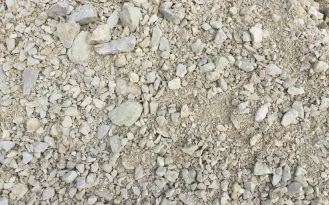 Kruszywo 0-63 mm, jasnoszare, o nieregularnych kształtach. Zastanawiasz się, ile waży 1m3 kruszywa 0-63?