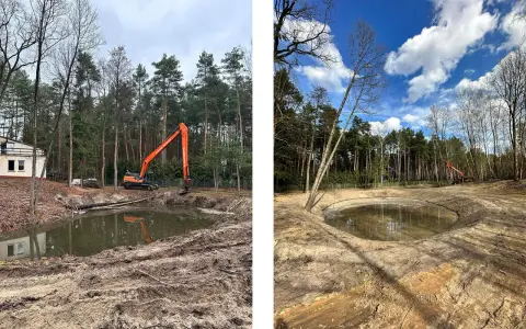 Powstaje nowy staw na zgłoszenie. Koparka pracuje przy brzegu, kształtując teren wokół wodnej przestrzeni.