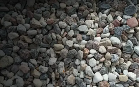 Mnóstwo kamieni o różnej wielkości i kolorze. Idealne do ogrodu, jeśli zastanawiasz się, gdzie kupić żwir.