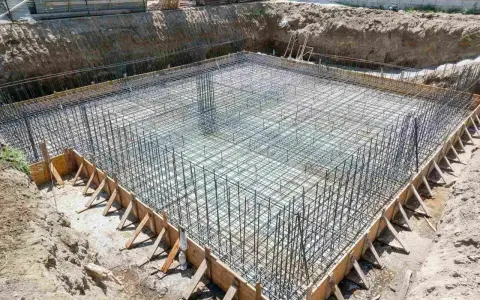 Siatka zbrojeniowa ław fundamentowych gotowa do zalania betonem. Sprawdź ławy fundamentowe cena robocizny.