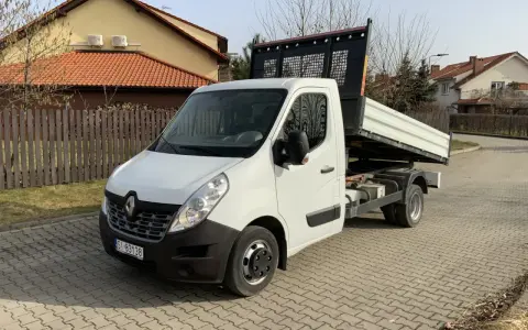 Biała wywrotka Renault Master gotowa do pracy. Idealna do transportu materiałów budowlanych. Wynajem wywrotki bez kierowcy to wygoda i oszczędność.