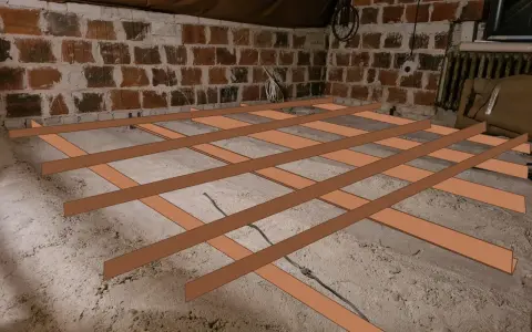 Nowa podłoga z płyt OSB na starych legarach, przygotowana do remontu strychu.