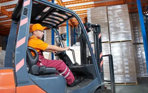 Ile zarabia operator koparki w Niemczech? Zaskakujące różnice w pensjach