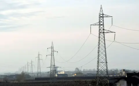 Linia wysokiego napięcia 110 kV biegnie przez krajobraz. Zachowanie bezpiecznej odległości od niej jest kluczowe dla ochrony.