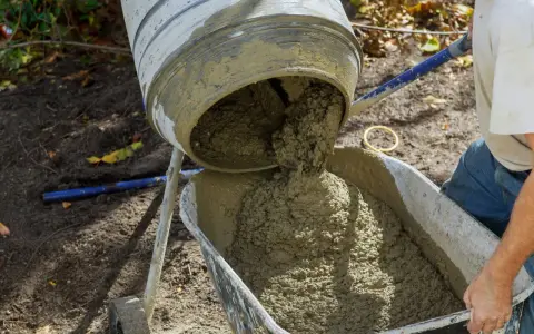 Ile worków cementu na betoniarkę 250 litrów? Sprawdź, co musisz wiedzieć