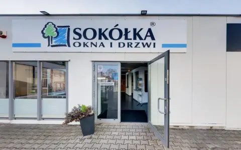 Salon okien i drzwi Sókółka z otwartymi drzwiami.