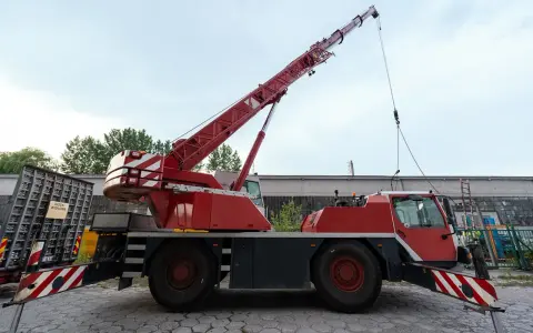 Ile kosztuje wynajęcie dźwigu? Poznaj ukryte koszty i stawki