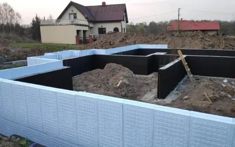 Jaka grubość styropianu na fundament? Kluczowe informacje i porady