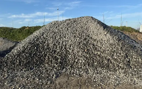 Ogromna hałda żwiru 8-16 mm pod błękitnym niebem. Zastanawiasz się, ile waży m3 żwiru 8 16?