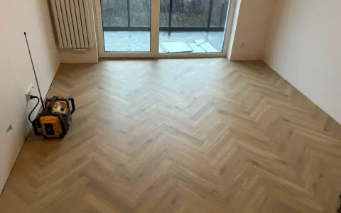 Nowe panele w jodełkę tworzą elegancką podłogę. Sprawdź, jaka jest układanie paneli w jodełkę cena i odmień swoje wnętrze!