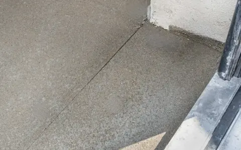 Szczelina w betonie, która zapobiega pękaniu. To jest właśnie dylatacja, która pozwala materiałowi pracować.