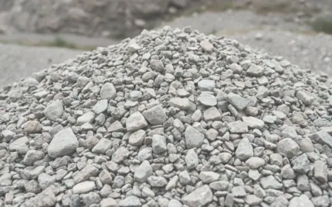 Jaką wagę ma 1 m³ kruszywa 0-31,5 mm? Zaskakujące różnice!
