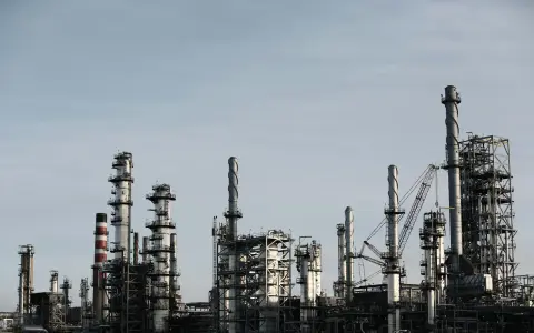 Instalacje technologiczne dla przemysłu – jakie normy i parametry mają kluczowe znaczenie?